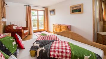 1 bedroom, desk, travel cot, WiFi