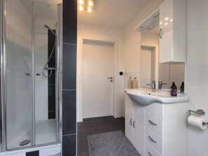 Regadera, secadora de cabello, toallas, jabón 