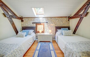 4 chambres, lit de bébé portatif, literie fournie