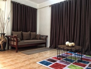 En 32-tommers Flatskjerm-TV med kabel-kanaler samt TV