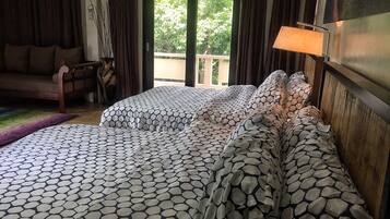 Deluxe Double Room Whole Villa | Brankas, meja kerja, dan seprai linen