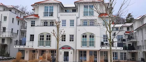 A multi-story hotel with a central entrance labeled 'MEERESBLICK.'