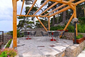 Outdoor dining - Holiday apartment with terrace (Veli Lošinj)