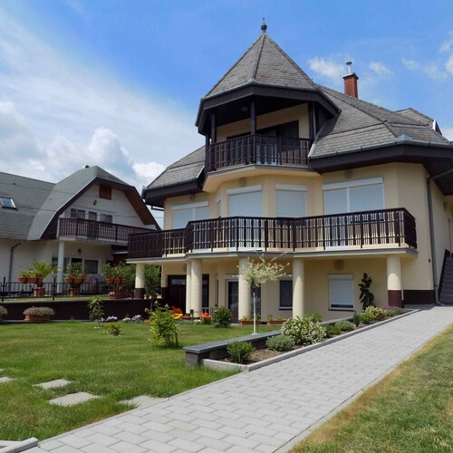 Ferienwohnung mit Sandkasten, Kinderspielplatz und Plantschbecken