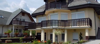 Holiday apartment with sandbox, children's playground and paddling pool