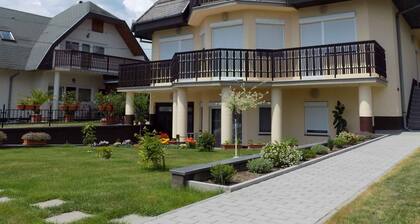 Holiday apartment with sandbox, children's playground and paddling pool