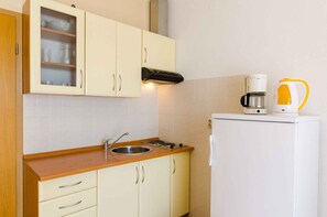 Kjøleskap, mikrobølgeovn, ovn og kokeplater