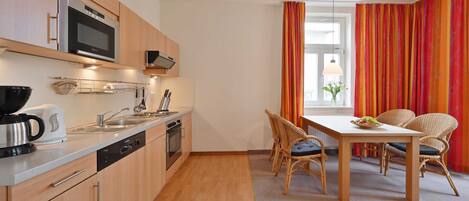 Kühlschrank, Mikrowelle, Ofen, Geschirrspüler