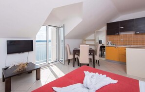 8 bedrooms, travel crib, free WiFi, bed sheets - Luxurious home in Kuciste with sauna (Kuciste)