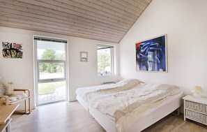 5 bedrooms, travel cot, free WiFi