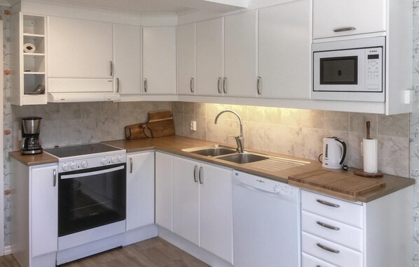Frigorífico, microondas, placa de cocina y lavavajillas