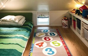 3 bedrooms, travel cot, free WiFi, bed sheets