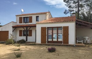 Exterior - Stunning home in La Tranche sur Mer (La Tranche sur Mer)