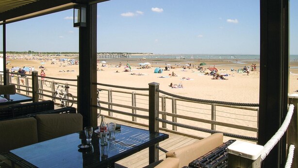 A beachside restaurant with outdoor seating overlooking a crowded beach. - 3 bedroom beautiful home in La Tranche sur Mer (La Tranche sur Mer)