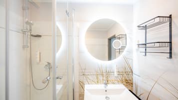 Dusche, Haartrockner, Handtücher