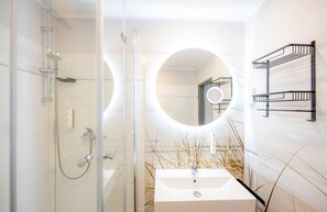 Shower, hair dryer, towels - Single Room - Hotel Stadtfeld (Magdeburg)