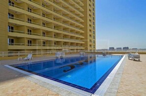 Outdoor pool - Piks Key - Lakeside Tower C (Dubai)