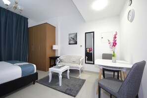 Studio | Living area | LED TV - Piks Key - Lakeside Tower C (Dubai)