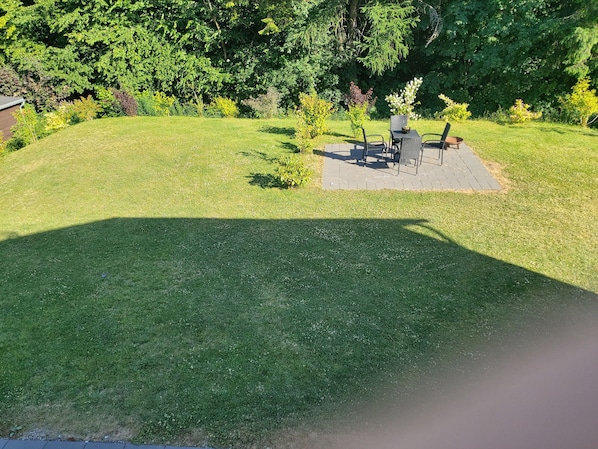 A well-maintained lawn with a patio area featuring outdoor furniture. - Apartment **** 66 sqm - Apartments Debray **** (Winterberg)