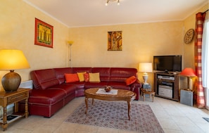 TV, DVD player, mesa de pingue-pongue