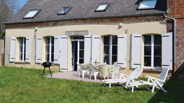 A house with a patio area featuring outdoor furniture and a barbecue grill. - 3 bedroom stunning home in Chigny (Chigny)