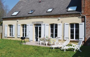 A house with a patio area featuring outdoor furniture and a barbecue grill. - 3 bedroom stunning home in Chigny (Chigny)