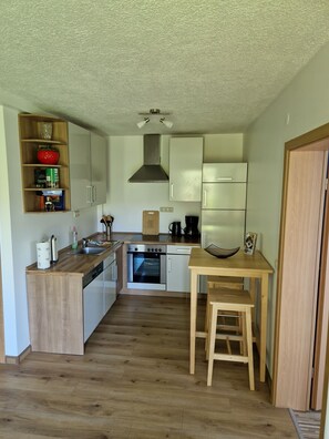 Refrigerador, horno, lavavajillas y periquera 