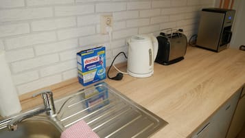 Wasserkocher mit Kaffee-/Teezubehör, Kühlschrank, Mikrowelle