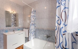 Combined shower/tub
