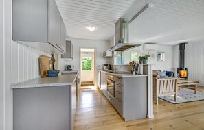 Frigorifero, piano cottura, lavastoviglie, macchina per tè/caffè