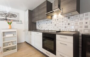 Kjøleskap, kokeplater, oppvaskmaskin og kaffetrakter/tekoker