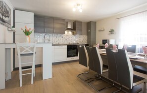 Réfrigérateur, micro-ondes, plaque de cuisson, lave-vaisselle