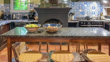 Coffee/tea maker, fridge, microwave, stovetop