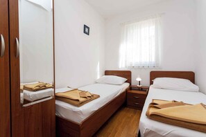 2 間睡房、可攜式嬰兒床、上網