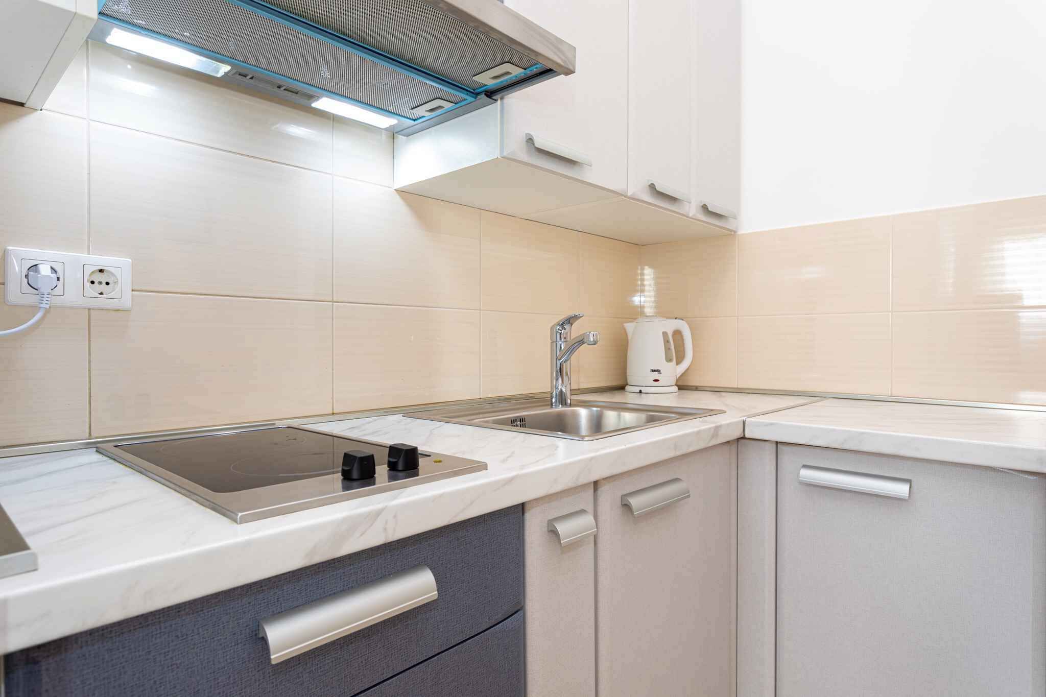 Kühlschrank, Mikrowelle, Herdplatte, Wasserkocher mit Kaffee-/Teezubehör