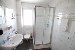 Dusche, Haartrockner, Handtücher, Seife