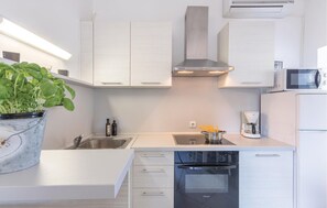 ثلاجة، موقد طهي مسطح، ماكينة لصنع القهوة/الشاي