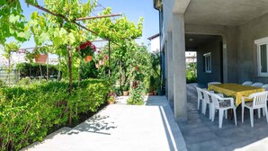 Outdoor dining - Holiday apartment 80 m from the beach (Lopar)