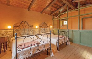 4 bedrooms, travel cot, free WiFi, bed sheets