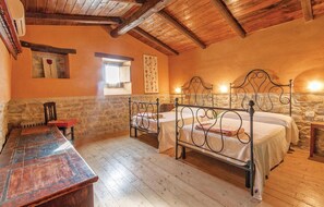 4 Schlafzimmer, Reisekinderbett, kostenloses WLAN, Bettwäsche