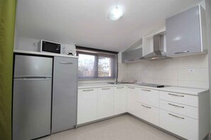 Køleskab, mikrobølgeovn, kogeplade, opvaskemaskine