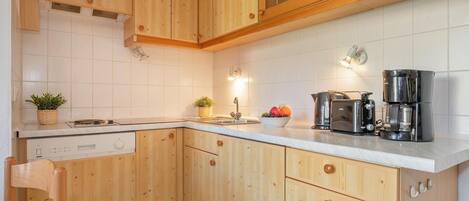 Kühlschrank, Geschirrspüler, Wasserkocher mit Kaffee-/Teezubehör