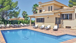 A pool area with lounge chairs and a clear blue pool. - Stunning home in Bahia Azul-Badia Blava (Bahia Azul-Badia Blava)
