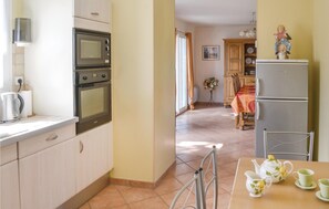 Micro-ondes, plaque de cuisson, lave-vaisselle, cafetière/bouilloire