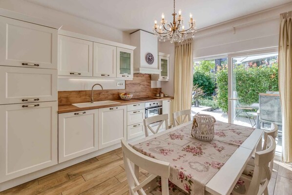 Fridge, oven, stovetop, dishwasher