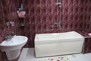 Suite | Bathroom | Shower, free toiletries, hair dryer, bathrobes - Nur-2 Hotel (Baku)