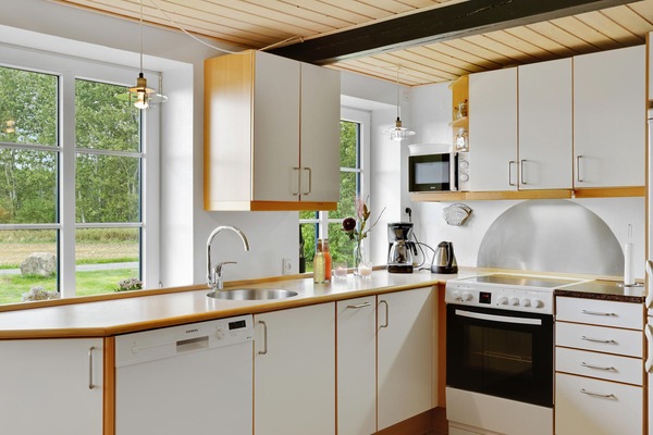 Refrigerador, parrilla de estufa, lavavajillas y cafetera y tetera