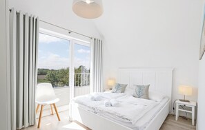 2 bedrooms, travel crib, free WiFi, bed sheets