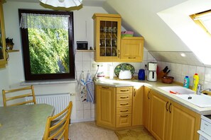 Kühlschrank, Ofen, Wasserkocher mit Kaffee-/Teezubehör, Wasserkocher