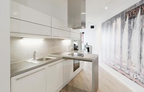 Réfrigérateur, micro-ondes, plaque de cuisson, lave-vaisselle